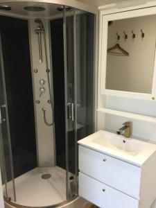 A bathroom at Gezellige studio met terras en gratis parking