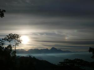 uma vista do sol nascendo sobre as montanhas em La Esperanza Lodge and Reserve em Jardín