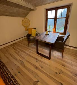 salon z drewnianym stołem i kanapą w obiekcie Maison Bardoz w mieście Le Clerjus +24 zdjęcia