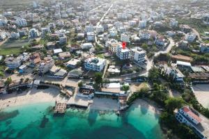 uma vista aérea de uma cidade com uma praia em Hotel Meta Ksamil em Ksamil