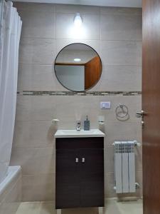 y baño con lavabo y espejo. en DEPARTAMENTO DEL SUR en Ushuaia