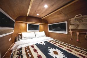 a bedroom with a bed in the back of a boat at Pet-friendly camping theme house anseongcamp96 by dazayo in Seogwipo