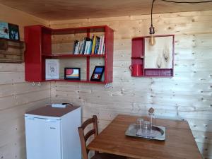 eine Küche mit einem Holztisch und einem Kühlschrank in der Unterkunft Quinta da Fornalha - Santuario Agroecologico in Castro Marim