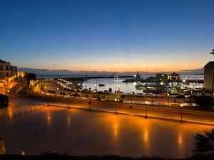 uma vista de uma cidade à noite com um porto em Una finestra sul mare em Bari