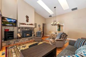 Una sala de estar con un sofá y una chimenea. en Oak Pines Lodge W Spa & fenced backyard, en Big Bear Lake