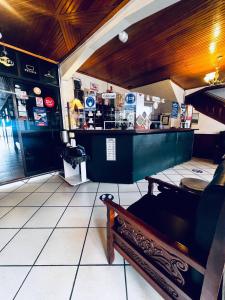 eine Bar in einem Restaurant mit einer Bank davor in der Unterkunft Hotel Metropolitano in Loja