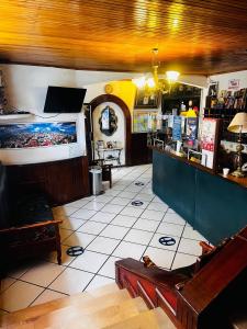 un restaurante con bar y barra en una habitación en Hotel Metropolitano, en Loja