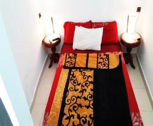 薩菲的住宿－Welcome to a small apartment near Ras El Lefa Beach，一间卧室,配有带2个床头柜的床
