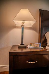 una mesa con una lámpara encima de una cama en Toucans Retreat Tranquil 1BR Condo with Patio 102, en South Padre Island