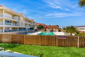 Πισίνα στο ή κοντά στο Sunset Harbour Villas 1-111