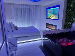 Televisyen dan/atau pusat hiburan di Suite jacuzzi 2 min de la mer