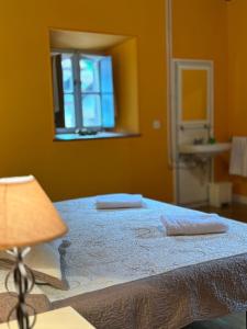 um quarto com uma cama com duas toalhas em Zubietako Ostatua em Zubieta