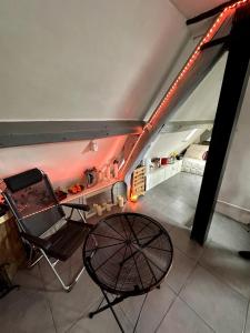 Habitación en el ático con silla y cama en Appartement au coeur Marais, en París