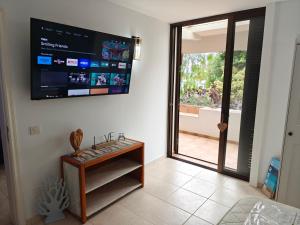 Telewizja i/lub zestaw kina domowego w obiekcie MARAVILLA Suite 140 m2 - 3 Bedrooms, Heated Pool