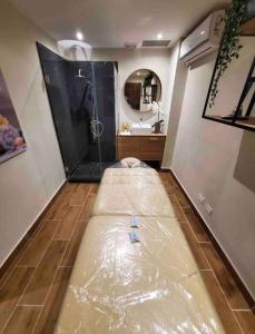 ein Badezimmer mit einer großen Matratze auf dem Boden in der Unterkunft Brand New Luxury 1 BDR Pool-Cine - Saune-WIFI - I 19 in Santo Domingo