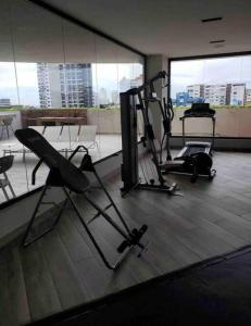 einem Fitnessraum mit zwei Heimtrainern in einem Gebäude in der Unterkunft Brand New Luxury 1 BDR Pool-Cine - Saune-WIFI - I 19 in Santo Domingo