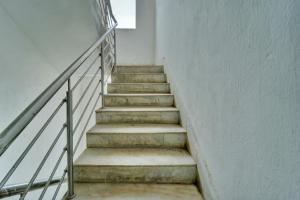 - un escalier dans un bâtiment ancien doté d'une rampe d'escalier dans l'établissement OYO Flagship Hotel Celebrate Inn, à Patna