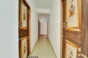 um corredor vazio com uma porta e um piso de azulejo em OYO Flagship Hotel Celebrate Inn em Patna