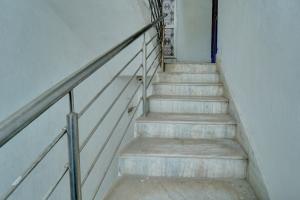 un conjunto de escaleras en un edificio en OYO Flagship Hotel Celebrate Inn en Patna