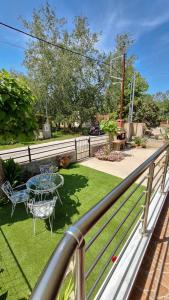 balcone con tavolo e sedie sull'erba di Villa Artemis Keramoti a Keramotí