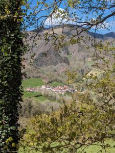 vistas a una montaña con un pueblo en una colina en Zubietako Ostatua en Zubieta