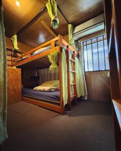 京都市にあるホステルムンドの二段ベッド2組が備わる二段ベッド付きの客室です。