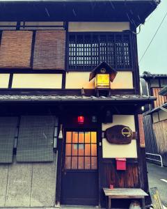 un edificio con una puerta y una señal en él en Hostel Mundo, en Kioto