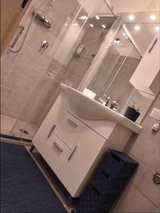 La salle de bains est pourvue d'un lavabo et d'une douche. dans l'établissement La casetta di Elena - Sondrio Valtellina, à Sondrio