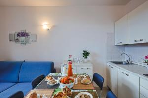een keuken met een tafel met eten erop bij Pineta Azzurra in Marina di Grosseto
