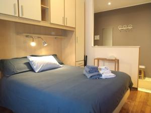 - une chambre avec un lit et des serviettes dans l'établissement La casetta di Elena - Sondrio Valtellina, à Sondrio