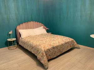 una camera da letto con un letto e una parete blu di Residenza Sant'Andrea Ottanio a Chioggia