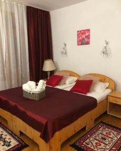 a bedroom with two beds with red and white pillows at Vila Rianna in Dunavăţu de Jos