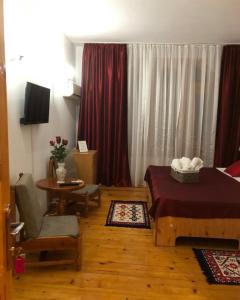 1 dormitorio con 1 cama y 1 mesa con silla en Vila Rianna, en Dunavăţu de Jos