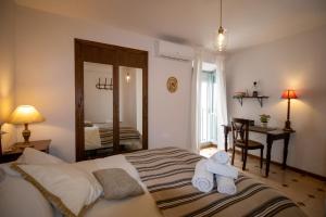 um quarto com uma cama com toalhas em La Casa de la Lela em Setenil de las Bodegas