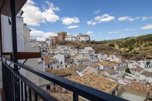 d'un balcon offrant une vue sur la ville. dans l'établissement La Casa de la Lela, à Setenil de las Bodegas