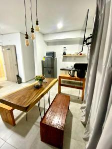卡塔赫納的住宿－Apto Boho，客厅配有木桌和长凳