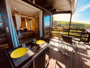 ein Badezimmer mit gelben Waschbecken auf einer Terrasse mit Aussicht in der Unterkunft Gîte Paradis Lé La in L’Étang-Salé