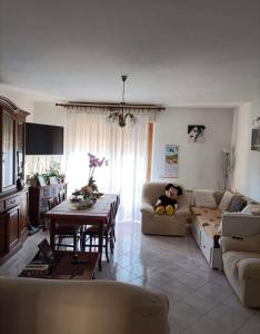 ein Wohnzimmer mit Sofa und Tisch in der Unterkunft La casa di Mihaela in Cinquale