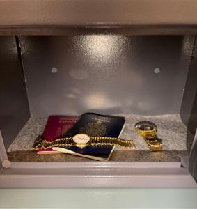 un tiroir avec une montre, un livre et un bracelet dans l'établissement Work and Rest Away From Home, à Paterna