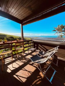 una terraza con sillas y una mesa y vistas al océano en Gîte Paradis Lé La en Étang-Salé
