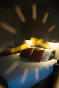 ein Bett mit Kissen darauf mit zwei Lampen in der Unterkunft Central Charming Studio Apartment in Jerusalem in Jerusalem