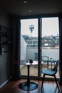 einen Tisch und einen Stuhl in einem Zimmer mit Fenster in der Unterkunft Central Charming Studio Apartment in Jerusalem in Jerusalem