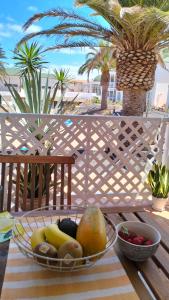 un cesto di frutta su un tavolo sul patio di oasismarverdemar a Corralejo