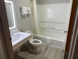 ein Badezimmer mit einem WC, einer Badewanne und einem Waschbecken in der Unterkunft Microtel Inn by Wyndham Winston-Salem in Winston-Salem