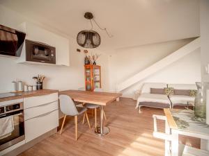 horizon tourmaline - T4 vue mer في سان جيل لي بان: مطبخ وغرفة معيشة مع طاولة وأريكة