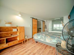 horizon tourmaline - T4 vue mer في سان جيل لي بان: غرفة نوم بسرير وخزانة وكرسي