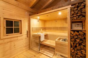 拜里施采爾的住宿－exklusives Alpenchalet mit Jacuzzi & Sauna für bis zu 14 Personen，小屋内提供带淋浴和水槽的桑拿浴室