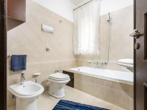 Bilik mandi di CASA VACANZE PERLA +13 gambar