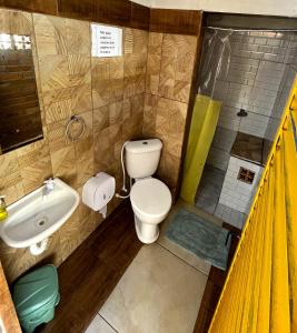 Baño pequeño con aseo y lavamanos en Hostel casa da ana, en Búzios