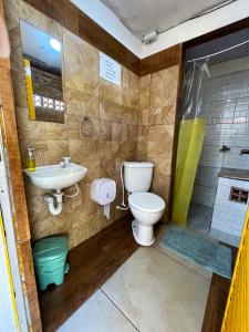 布希奥斯Hostel casa da ana的带马桶和水槽的浴室